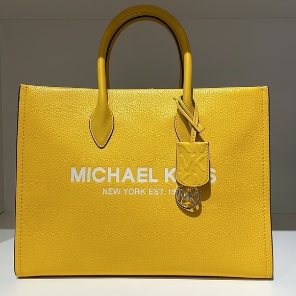MICHAEL KORS 💛
Mirella Medium Pebbled Leather Tote Bag - Picture 3 of 10
